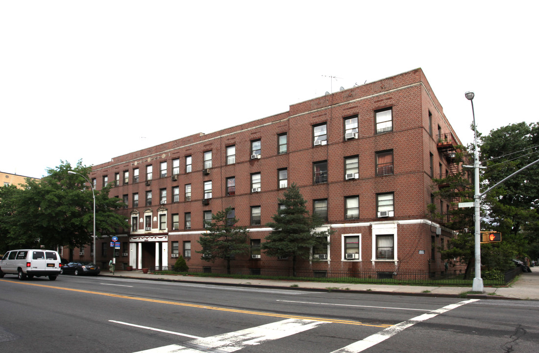 8002-8024 Bay Pky in Brooklyn, NY - Foto de edificio