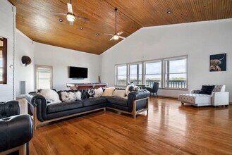 7128 County Rd 319 in Alvarado, TX - Foto de edificio - Building Photo