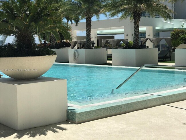 600 NE 27th St in Miami, FL - Building Photo - Building Photo