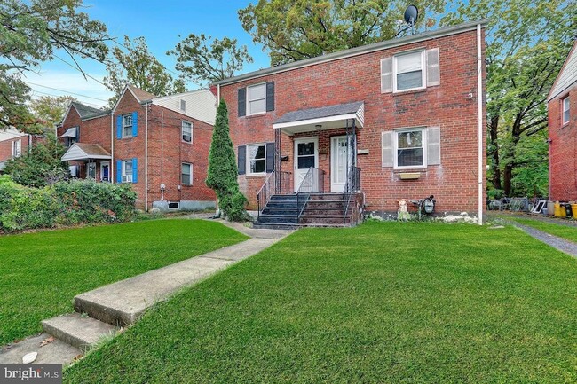 331 Oakland St in Trenton, NJ - Foto de edificio - Building Photo