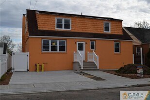 90 Holly St in Woodbridge Township, NJ - Building Photo