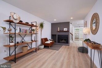 10920 Pebble Run Dr in Silver Spring, MD - Foto de edificio - Building Photo