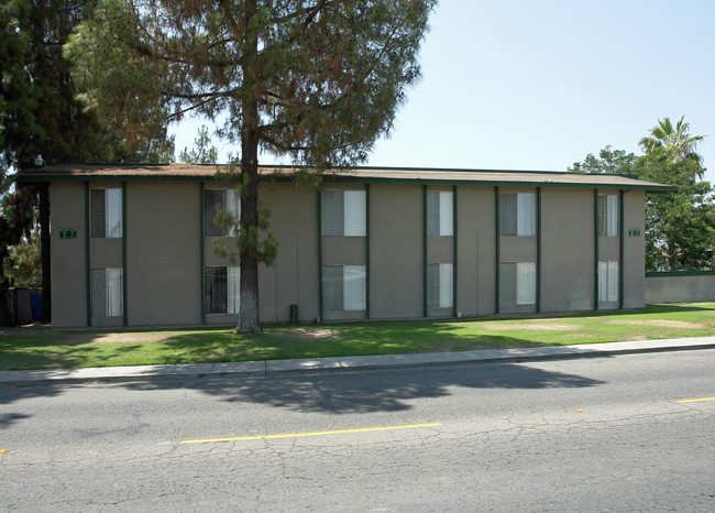 Mt View Apartments in Reedley, CA - Building Photo - Building Photo