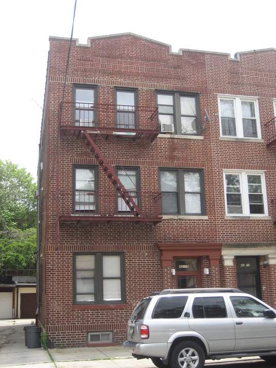 4215 164th St in Flushing, NY - Building Photo