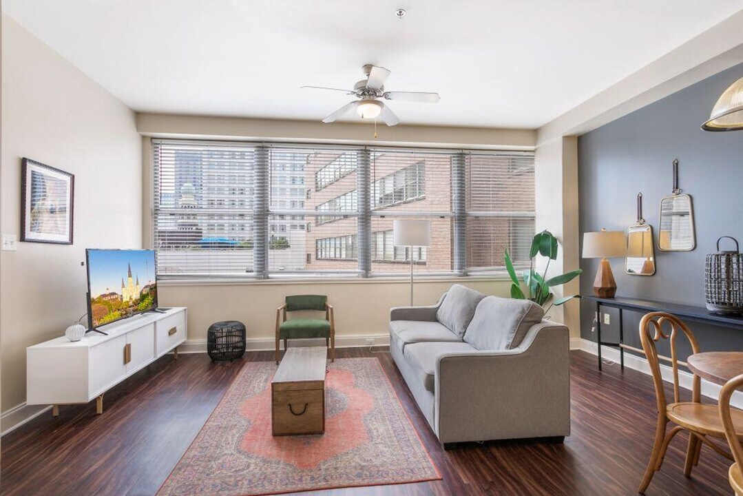 925 Common St in New Orleans, LA - Building Photo