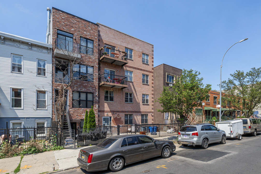 543 Kosciuszko St in Brooklyn, NY - Building Photo