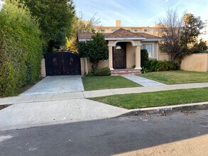 10725 Westminster Ave, Unit Back house in Los Angeles, CA - Foto de edificio - Building Photo