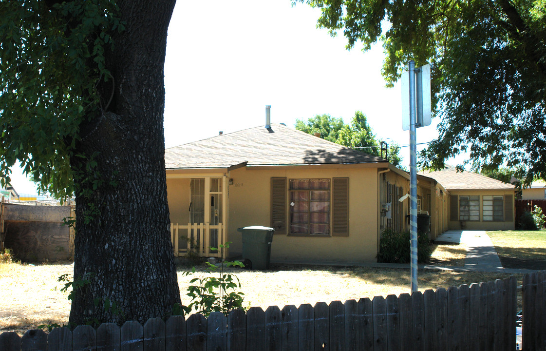 102 Madoline St in Pittsburg, CA - Building Photo