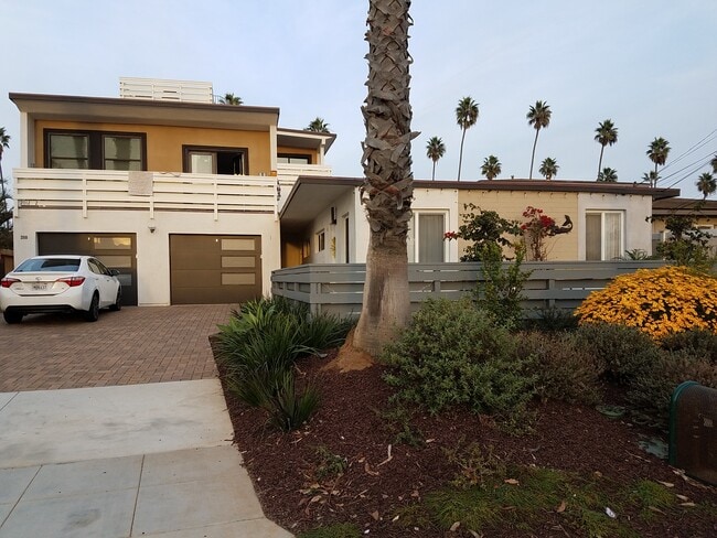 2010 Broadway St, Unit 4 in Oceanside, CA - Building Photo - Building Photo
