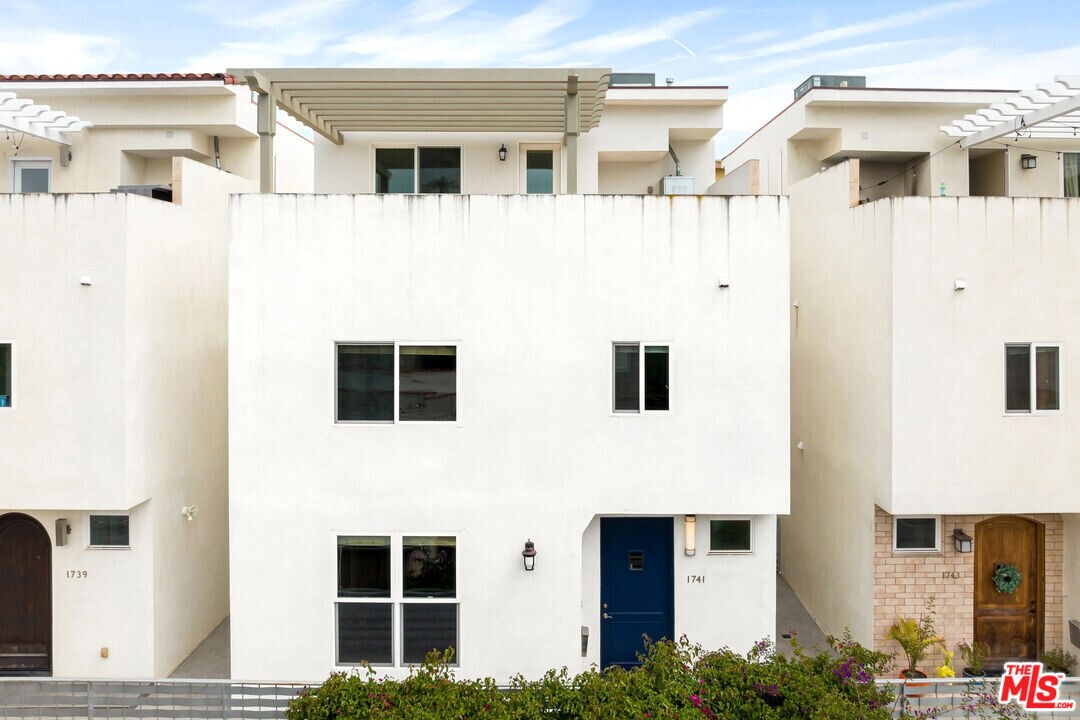 1741 S Barrington Ave in Los Angeles, CA - Building Photo