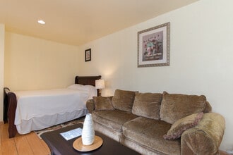 2721 W 82nd Pl, Unit Guesthouse in Inglewood, CA - Building Photo - Building Photo