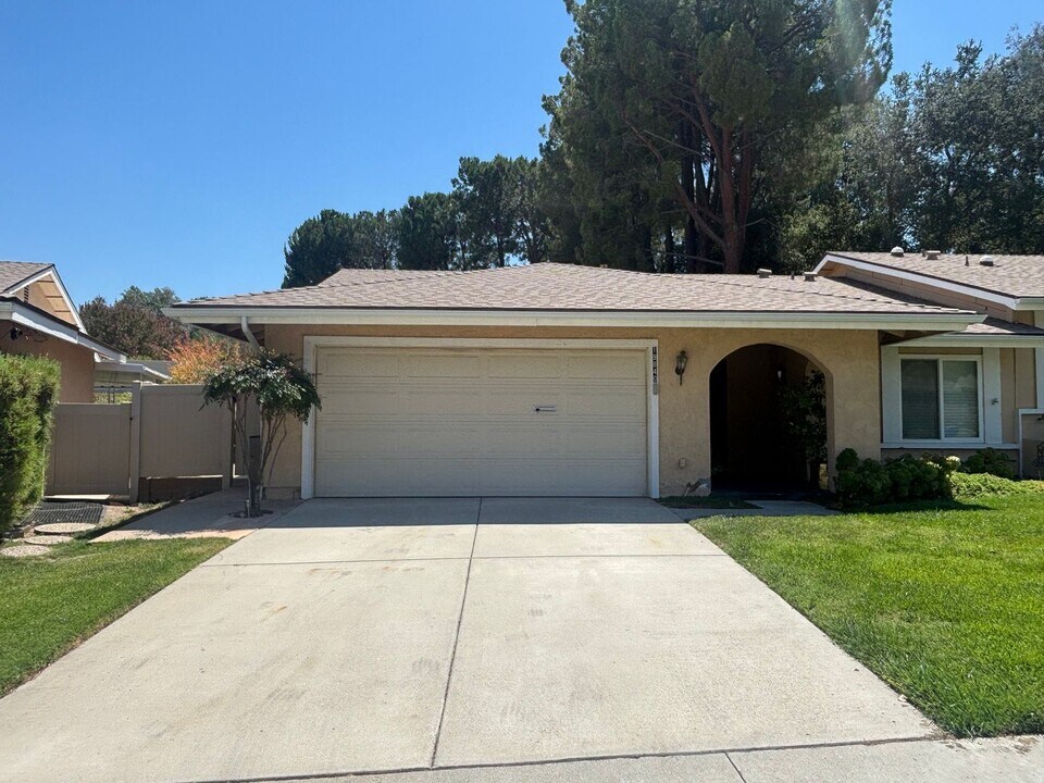 19840 Ave Of The Oaks in Santa Clarita, CA - Building Photo