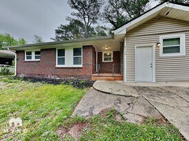 2116 Barbara Ln in Decatur, GA - Building Photo