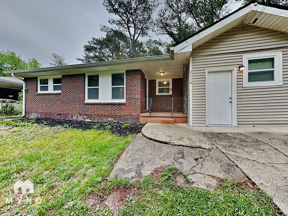 2116 Barbara Ln in Decatur, GA - Building Photo