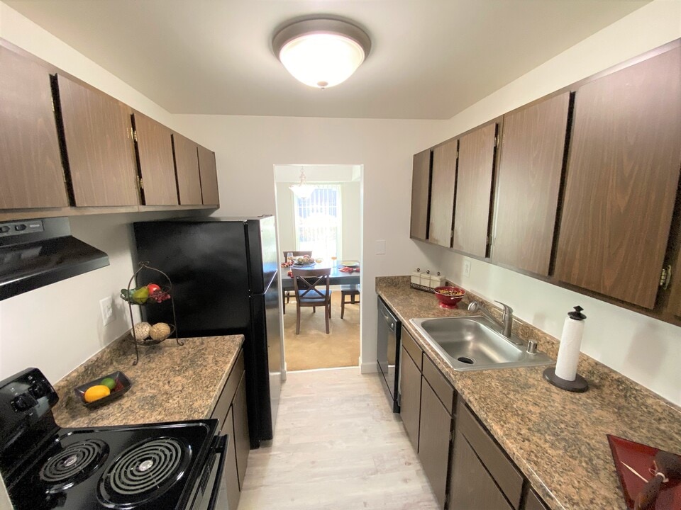 Jamestown Apartments in Farmington, MI - Building Photo