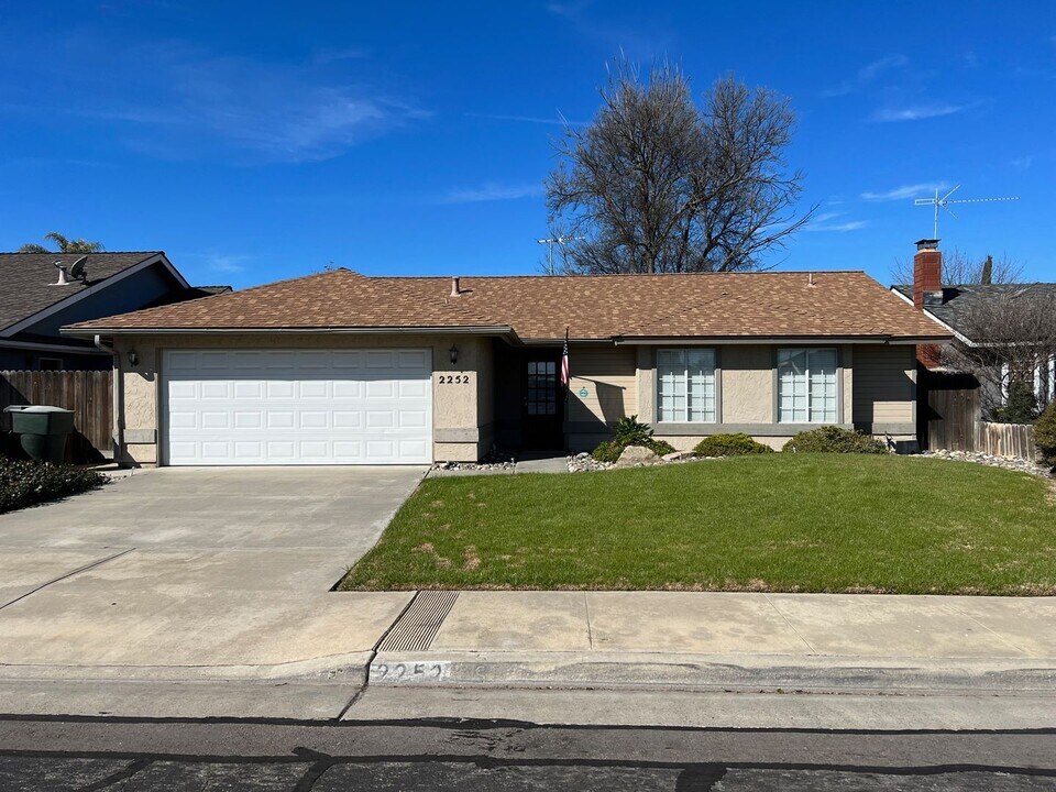 2252 Teakwood Way in Hanford, CA - Building Photo