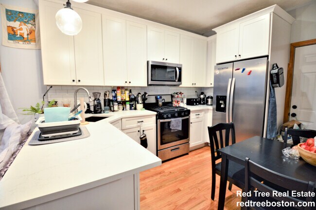 179 Putnam St, Unit 3 in Boston, MA - Building Photo - Building Photo