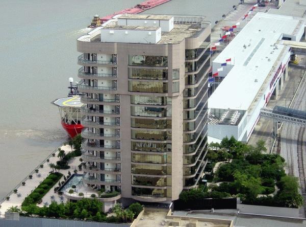 One River Place in New Orleans, LA - Building Photo