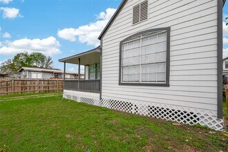 7927 Brays St in Houston, TX - Building Photo - Building Photo