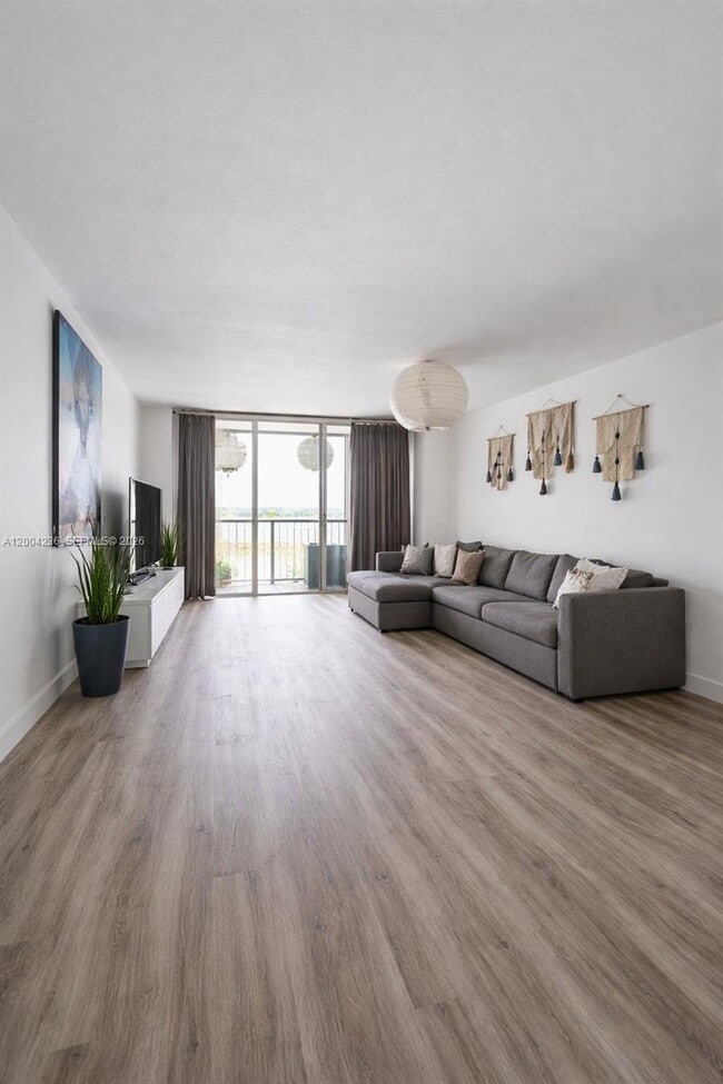 1175 NE Miami Gardens Dr in Miami, FL - Building Photo - Building Photo