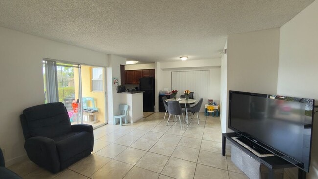 7610 Westwood Dr in Tamarac, FL - Building Photo - Building Photo