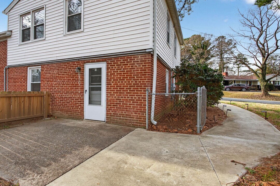 127 Davis Dr in Williamsburg, VA - Building Photo