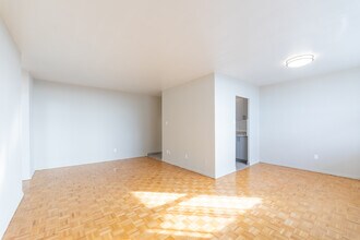 30 Gilder Dr in Toronto, ON - Building Photo - Interior Photo