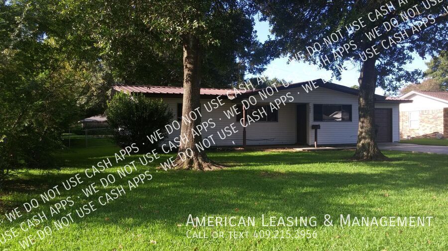 2807 W Boston Ave in Nederland, TX - Building Photo