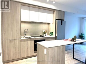 395 Square One Dr in Mississauga, ON - Building Photo - Building Photo