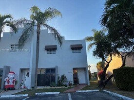 10320 SW 154th Cir Ct in Miami, FL - Building Photo