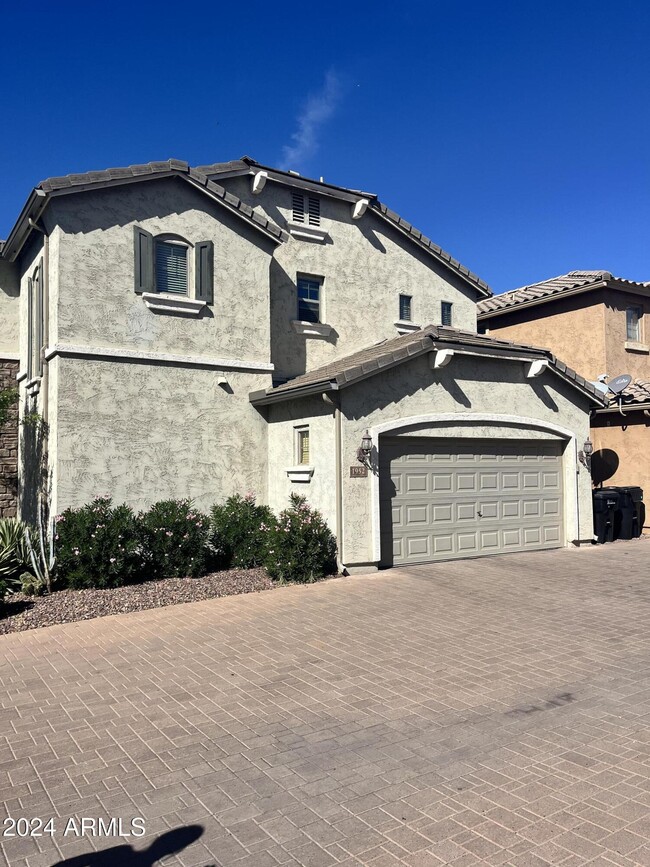 1952 W Davis Rd in Phoenix, AZ - Foto de edificio - Building Photo