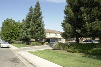 Lincoln Place Apartments in Reedley, CA - Building Photo - Building Photo