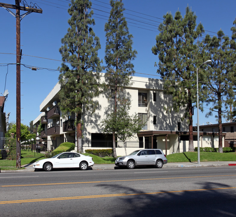 Reseda Manor in Reseda, CA - Building Photo