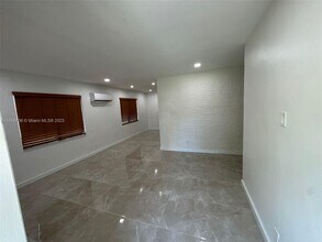 1117 NE 10th St-Unit -1-4 in Hallandale Beach, FL - Foto de edificio - Building Photo