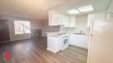 4540 Glacier Ave in San Diego, CA - Foto de edificio - Interior Photo