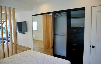 6742 De Longpre Ave in Los Angeles, CA - Foto de edificio - Building Photo