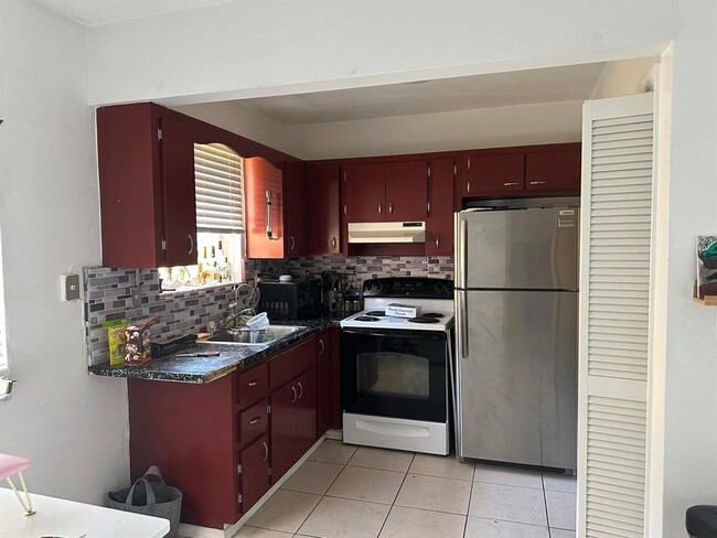 2826 Van Buren St, Unit 18 in Hollywood, FL - Building Photo - Building Photo