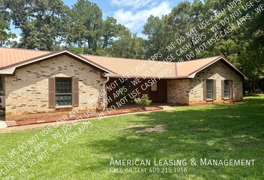 747 Brookwood Dr in Diboll, TX - Foto de edificio