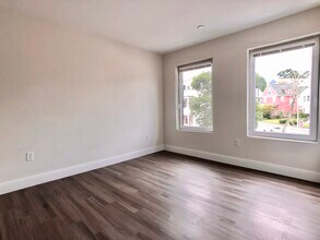 317 Belgrade Ave, Unit 303 in Boston, MA - Foto de edificio - Building Photo