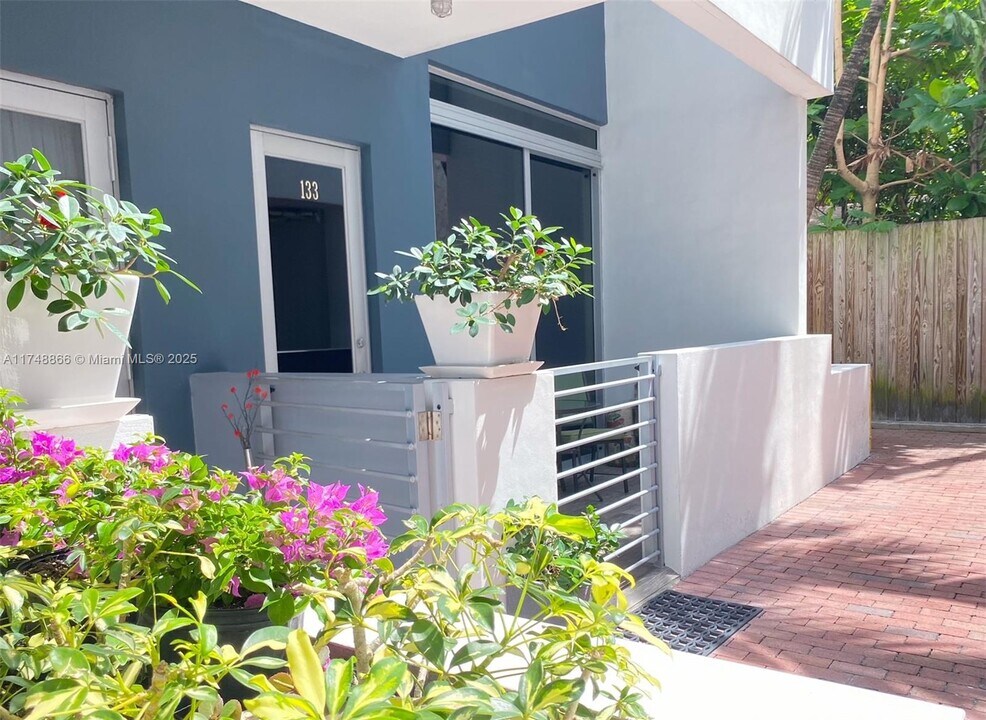 3339 Virginia St, Unit 133 in Miami, FL - Foto de edificio