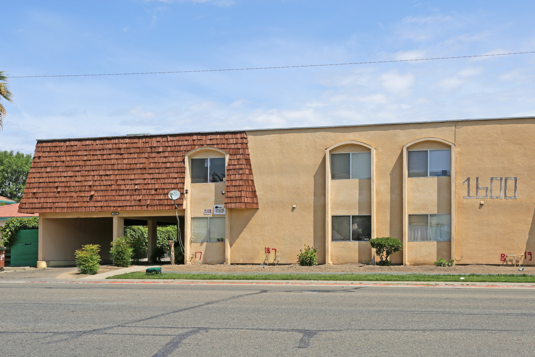 Visalia Gardens Apartments in Visalia, CA - Building Photo