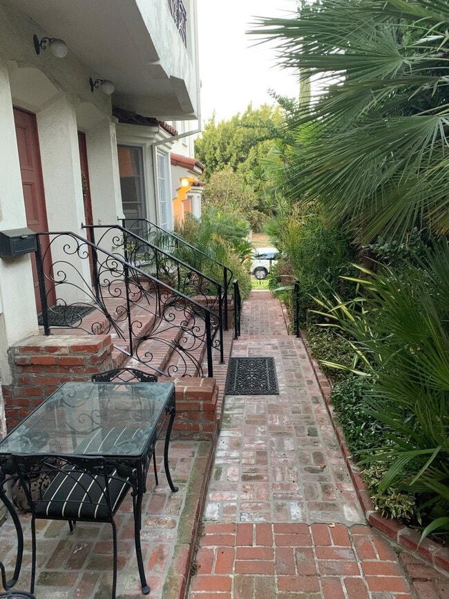 9560 1/2 W Olympic Blvd in Beverly Hills, CA - Foto de edificio - Building Photo