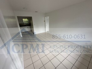 1140 NE 25 Ave in Pompano Beach, FL - Foto de edificio - Interior Photo