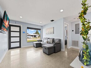 2740 NW 21st St in Fort Lauderdale, FL - Building Photo - Building Photo