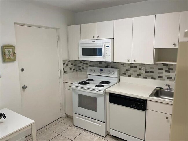 7440 Miami Lakes Dr in Miami Lakes, FL - Building Photo - Building Photo
