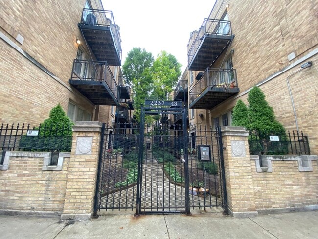 2243 N Lincoln Ave in Chicago, IL - Building Photo - Building Photo