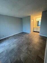 718 Executive Center Dr in West Palm Beach, FL - Building Photo - Building Photo