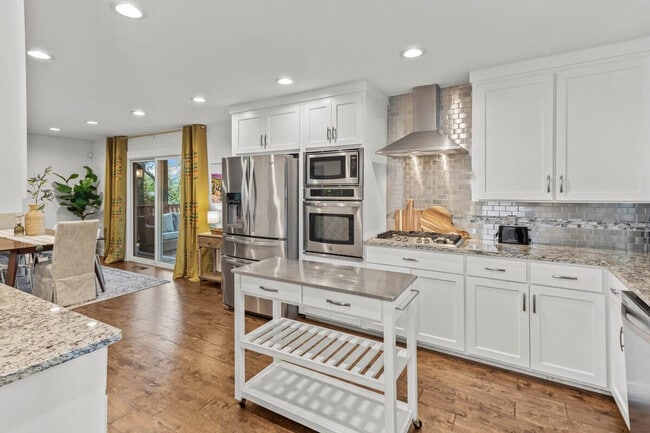 305 NW H St in Bentonville, AR - Foto de edificio - Building Photo