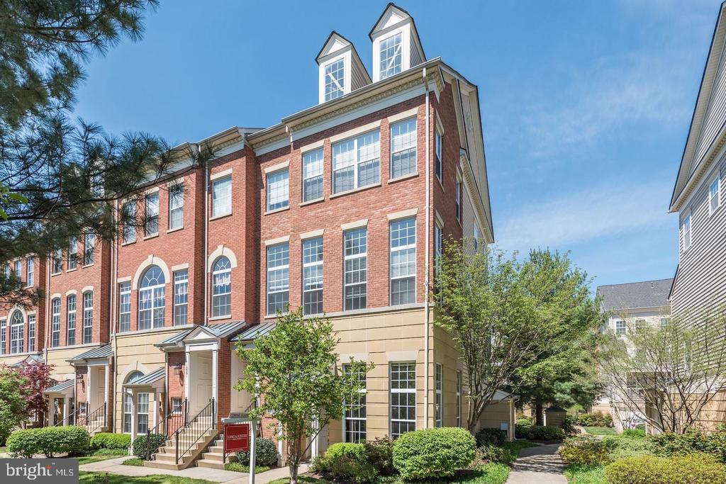 12085 Trumbull Way in Reston, VA - Building Photo