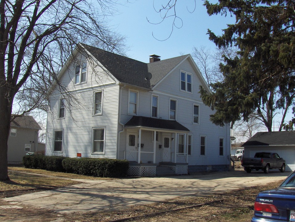 128 S Sixth St in Rochelle, IL - Foto de edificio